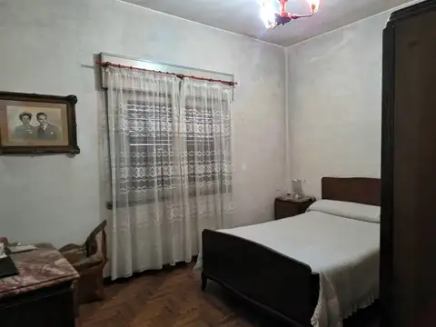 CASA 5 AMBIENTES VENTA CLAYPOLE CON FONDO VERDE