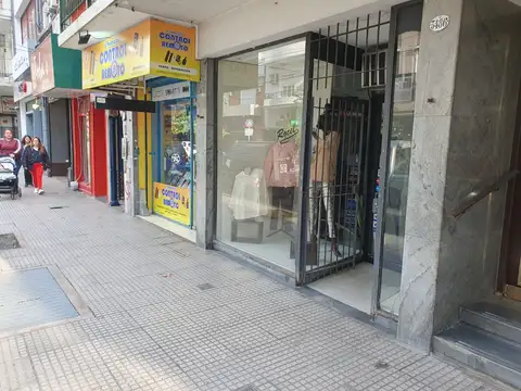 Loca en excelente ubicación!!! Pleno centro comercial de Villa del Parque