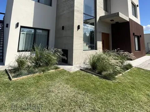 Casa en Venta con 6 cocheras