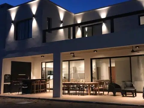 Casa 6 ambientes con 4 baños