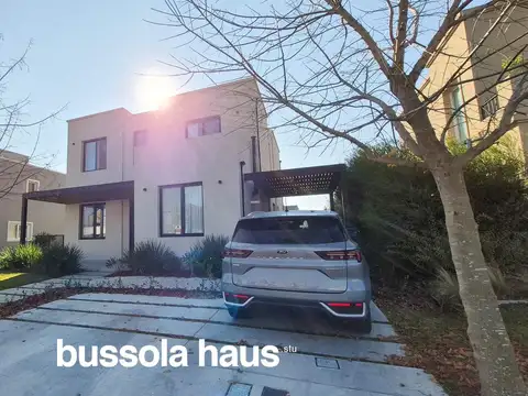Casa 6 ambientes con 4 baños