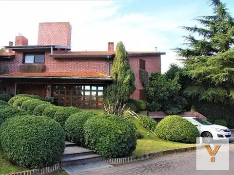 Casa en venta - 6 dormitorios 5 baños - patio pileta deposito - 1390 mts2 - Pilar
