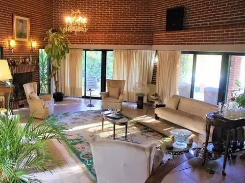 Casa 8 ambientes con 5 baños