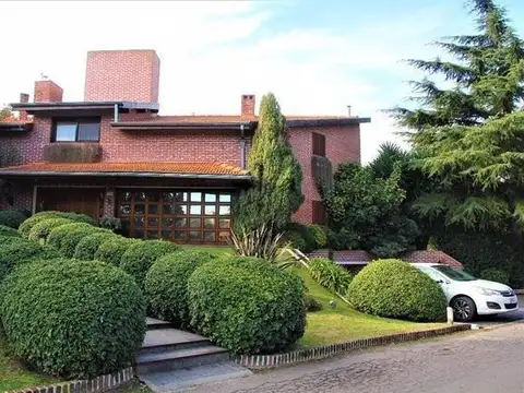 Casa en venta - 6 dormitorios 5 baños - patio pileta deposito - 1390 mts2 - Pilar