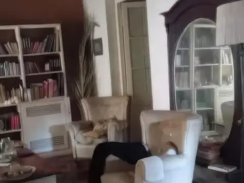 Casa 9 ambientes con 2 baños