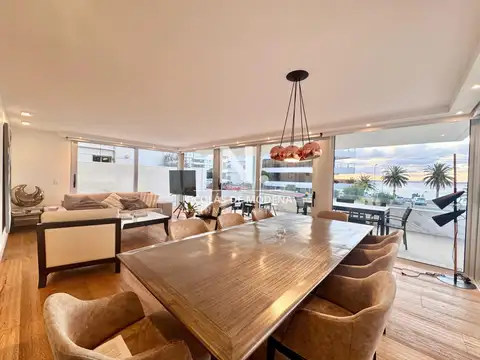 Apartamento en Venta Frente al Mar Punta del Este Cuatro dormitorios