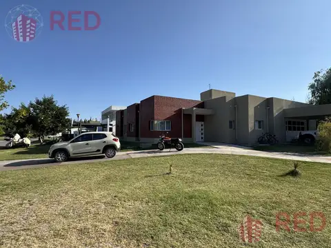 Vende Casa con pileta en Barrio Privado Los Olivos