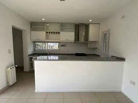Casa 5 ambientes con 1 baño