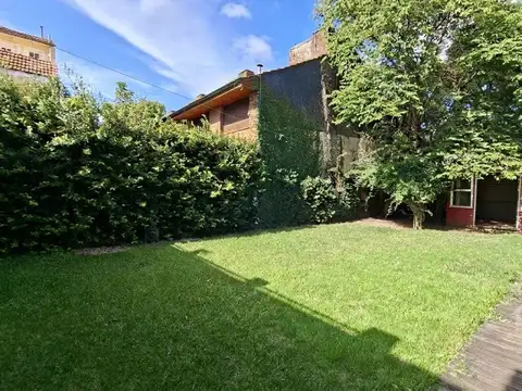 A 3/c de Av. Maipú, Casa en 2 Plantas, 5 Amb. con Fondo y Cochera