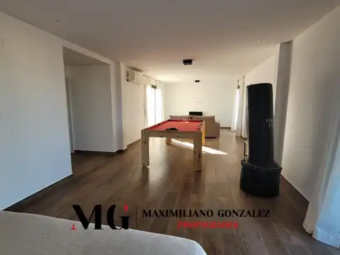 Casa en Alquiler con 6 cocheras