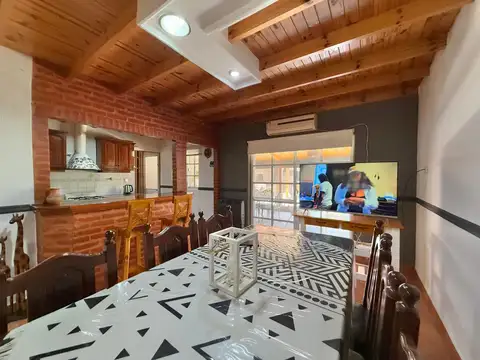 CASA 2 DORM - AMPLIO LOTE - QUINCHO - PARQUE - COCHERA - EXCELENTE ESTADO - LOBOS