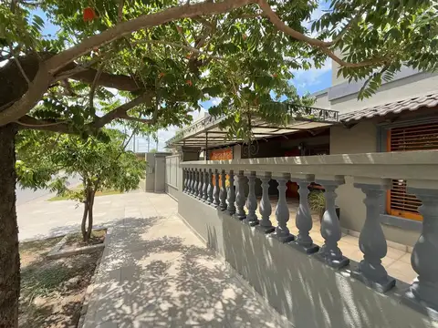 CASA 2 DORM - AMPLIO LOTE - QUINCHO - PARQUE - COCHERA - EXCELENTE ESTADO - LOBOS