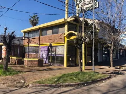 Local en esquina con dos sanitarios