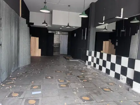 ALQUILER Local sobre Av Del Libertador 4 X 15 dos plantas MARTINEZ