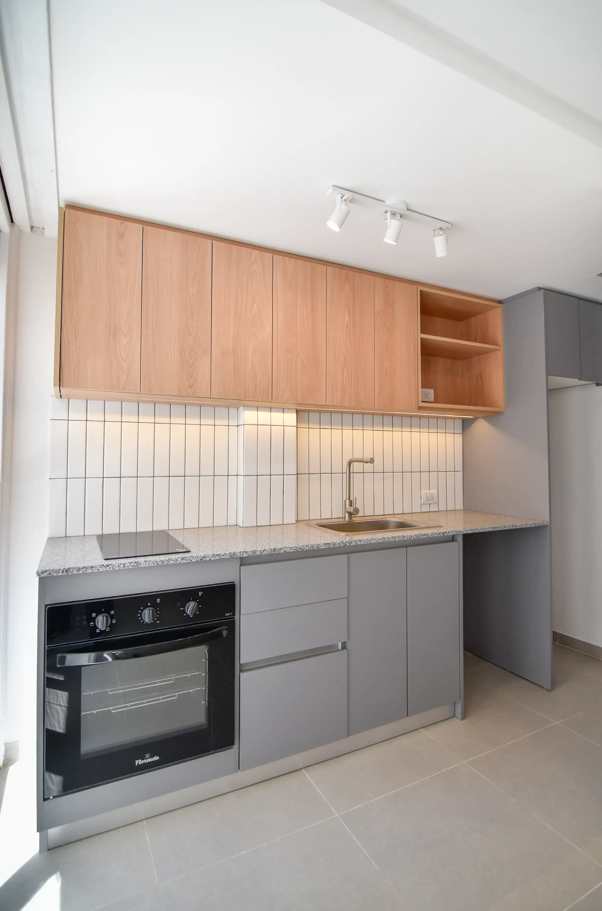 Monoambiente reciclado 27m², piso 11 último — a 100m de la playa (Plaza Colón)
