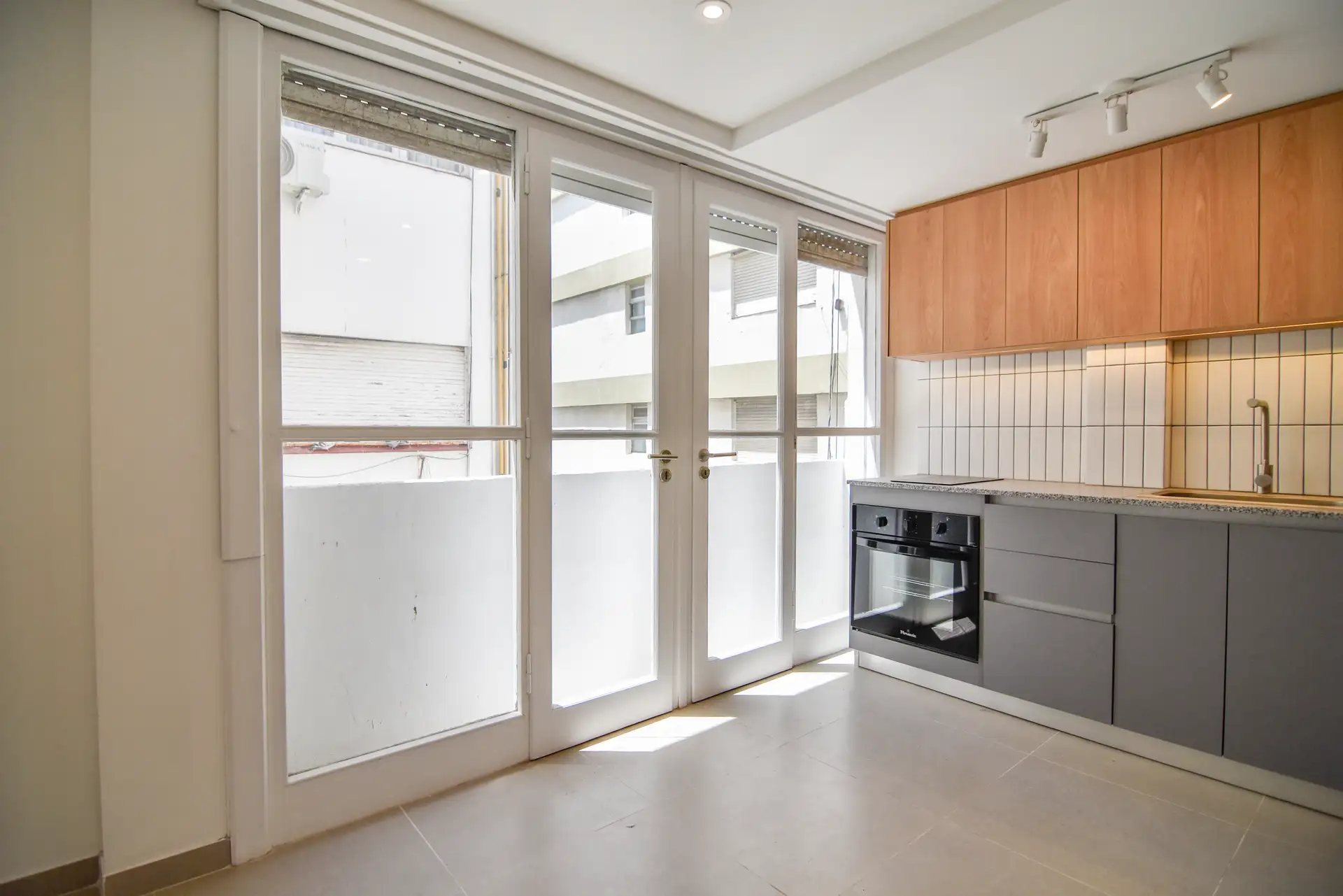 Monoambiente reciclado 27m², piso 11 último — a 100m de la playa (Plaza Colón)