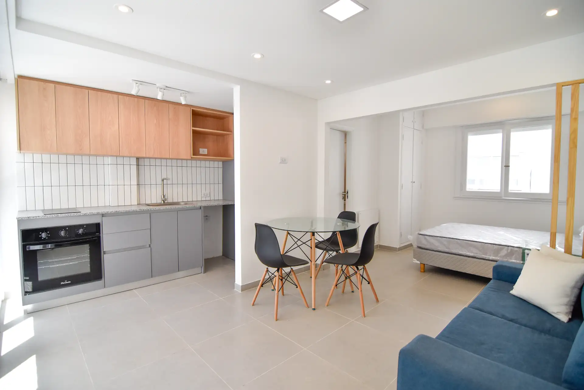 Monoambiente reciclado 27m², piso 11 último — a 100m de la playa (Plaza Colón)
