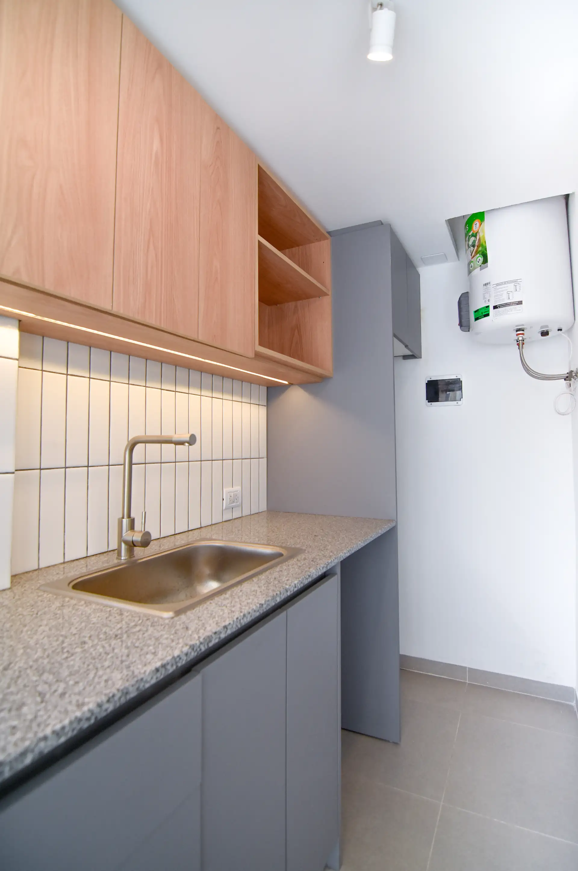 Monoambiente reciclado 27m², piso 11 último — a 100m de la playa (Plaza Colón)