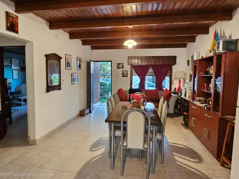 Casa 8 ambientes con 2 baños