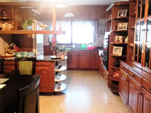 Casa en Venta con 3 cocheras