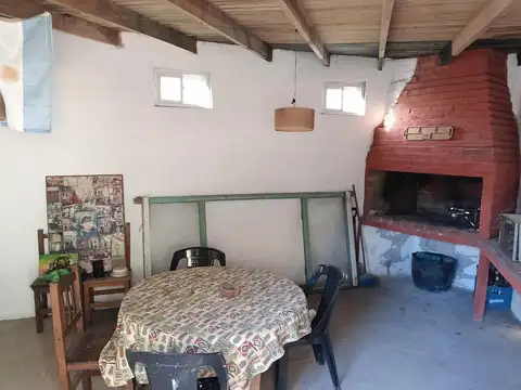 Casa 6 ambientes con 2 baños