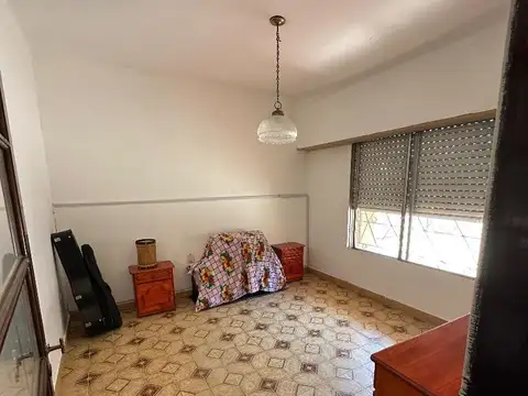 Casa al frente + 3 deptos de 2 ambientes