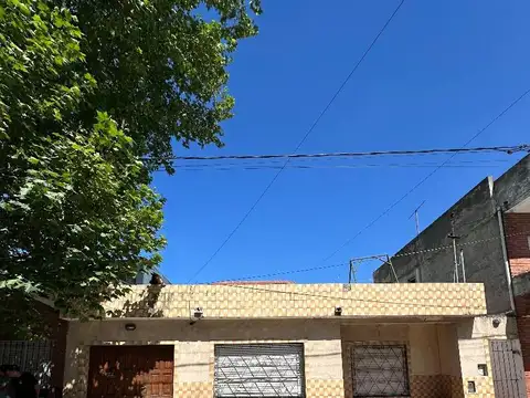 Casa al frente + 3 deptos de 2 ambientes