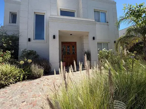 Casa 4 ambientes en Ceibos