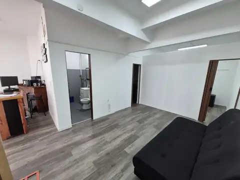 Local a metros de la estación de Temperley