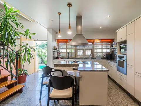 Casa 6 ambientes con 3 baños