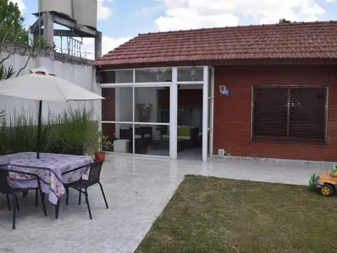 VENTA DE CHALET Y DOS MONOAMBIENTES.-