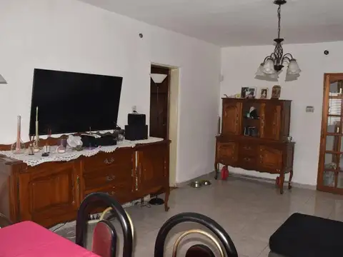 VENTA DE CHALET Y DOS MONOAMBIENTES.-