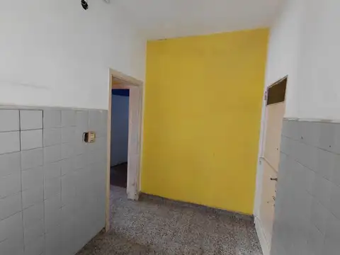 CASA SOBRE AVDA. CAAGUAZU BUENA UBICACIÓN