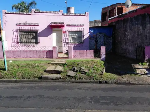CASA SOBRE AVDA. CAAGUAZU BUENA UBICACIÓN