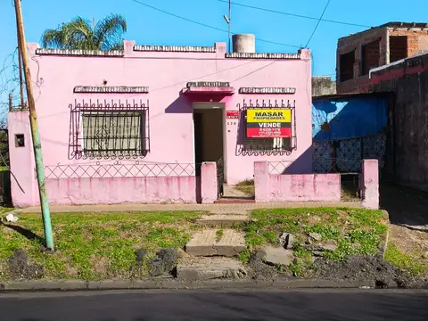 CASA SOBRE AVDA. CAAGUAZU BUENA UBICACIÓN