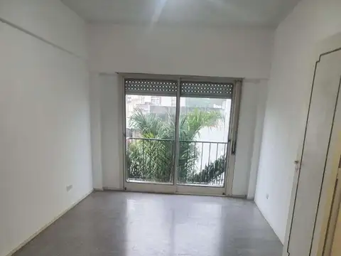2 Ambientes con dimensiones de 3 amb. al frente,  60 Mts totales . a 2 cuadras Estacion FF Haedo Exc.ubicación.