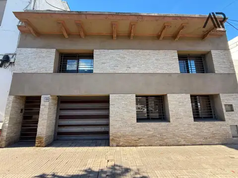 Casa en venta c/ cochera en Barrio Sur