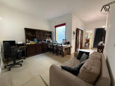Casa 9 ambientes con 4 baños