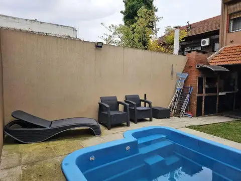 CASA EN VENTA 4 AMBIENTES VILLA SARMEINTO COCHERA Y PILETA OPORTUNIDAD