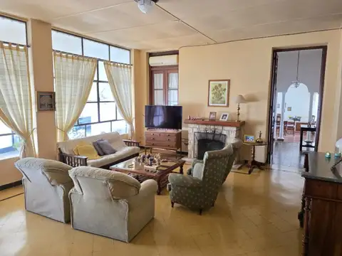 Casa 9 ambientes con 3 baños