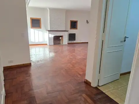 AMPLIA CASA DE 3 AMBIENTES Y ESCRITORIO EN PLANTA BAJA CON JARDIN Y PILETA EN ALQUILER. SAN ISIDRO