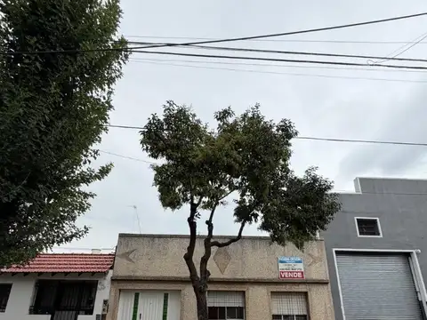 Casa con cochera y fondo libre. ACEPTA PERMUTA!