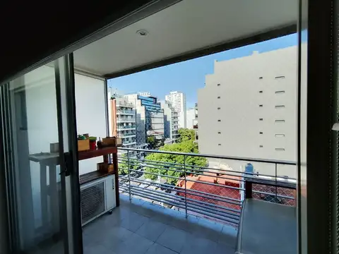 LUMINOSO MONOAMBIENTE AL FRENTE CON BALCÓN – COLEGIALES