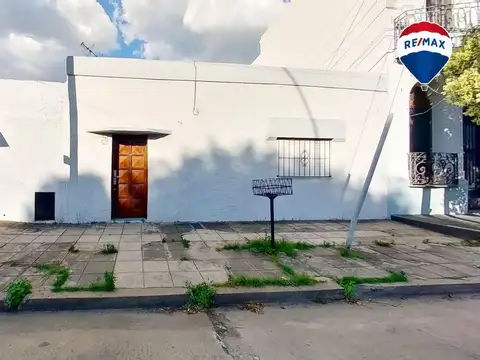 VENTA CASA 3 AMB CON PATIO Y COCHERA LANUS
