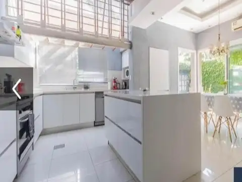 Casa 9 ambientes con 4 baños