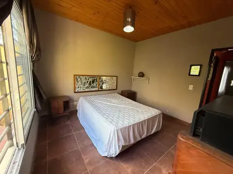 CASA 5 AMBIENTES VENTA  PILETA Y CASA DE HUESPEDES
