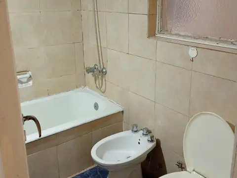 3 AMBIENTES SOBRE AVENIDA RIVADAVIA, A 10 METROS DE LA ESTACION CASTROBARROS DE LA LINEA "A" DE SUBTE