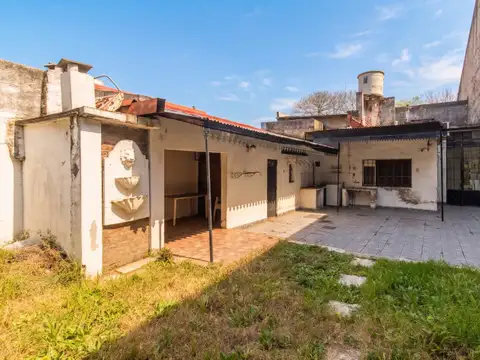 VENTA. CASA 5 AMBIENTES. JARDÍN. QUINCHO. COCHERA. FLORES