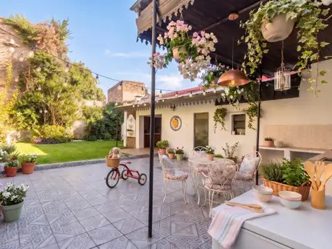 VENTA. CASA 5 AMBIENTES. JARDÍN. QUINCHO. COCHERA. FLORES