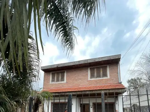 CHALET 5 AMBIENTES EN CASTELAR NORTE